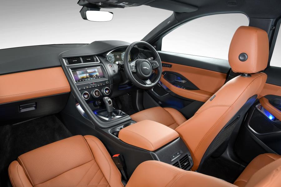 Интерьер Jaguar E-Pace D240 AWD 2018 года  (ZA) (фото 6 из 8)